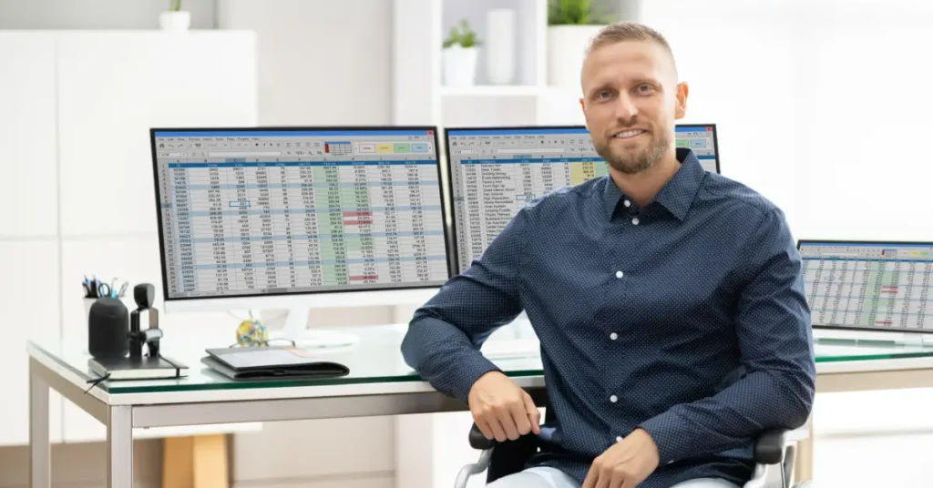 Pessoa estudando Excel em notebook com planilhas e gráficos na tela, ilustrando como aprender Excel do zero ao avançado em 2026